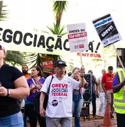 Professores decidem manter greve nas universidades federais após nova oferta do governo Lula