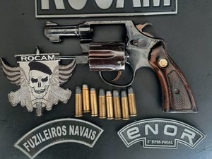 Homem é preso por porte ilegal de arma ao demonstrar nervosismo com a presença da polícia