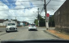 Rua esburacada prejudica motoristas no Antares 