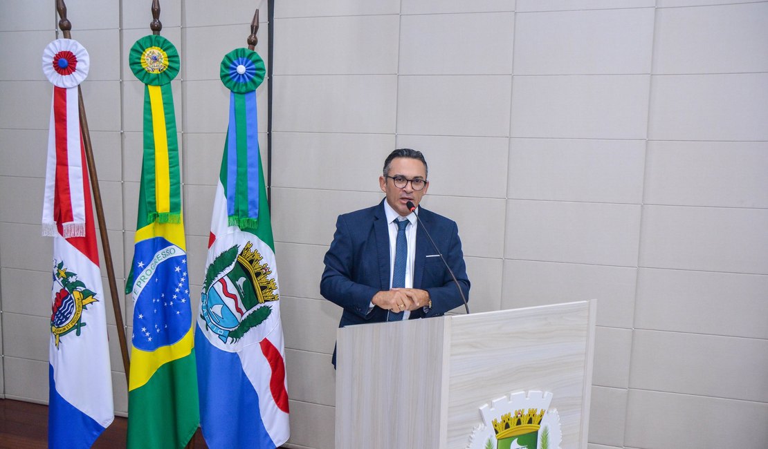 Vereadores comemoram fim da escala 6x1 e parabenizam professores por contribuição social