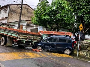 Caminhão perde força na subida de ladeira e atinge veículo em Joaquim Gomes