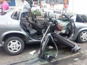 Colisão entre carro e ônibus deixou duas pessoas presas às ferragens