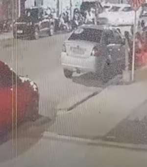 [Vídeo] Câmera flagra momento em que carro desgovernado invade lanchonete no Peixoto