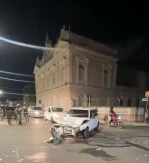Carro invade estabelecimento comercial após batida na Praça Deodoro em Maceió