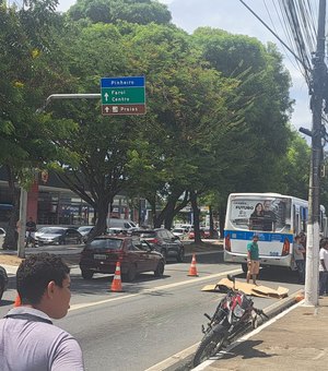 Mulher morre em colisão entre moto e ônibus na Avenida Fernandes Lima