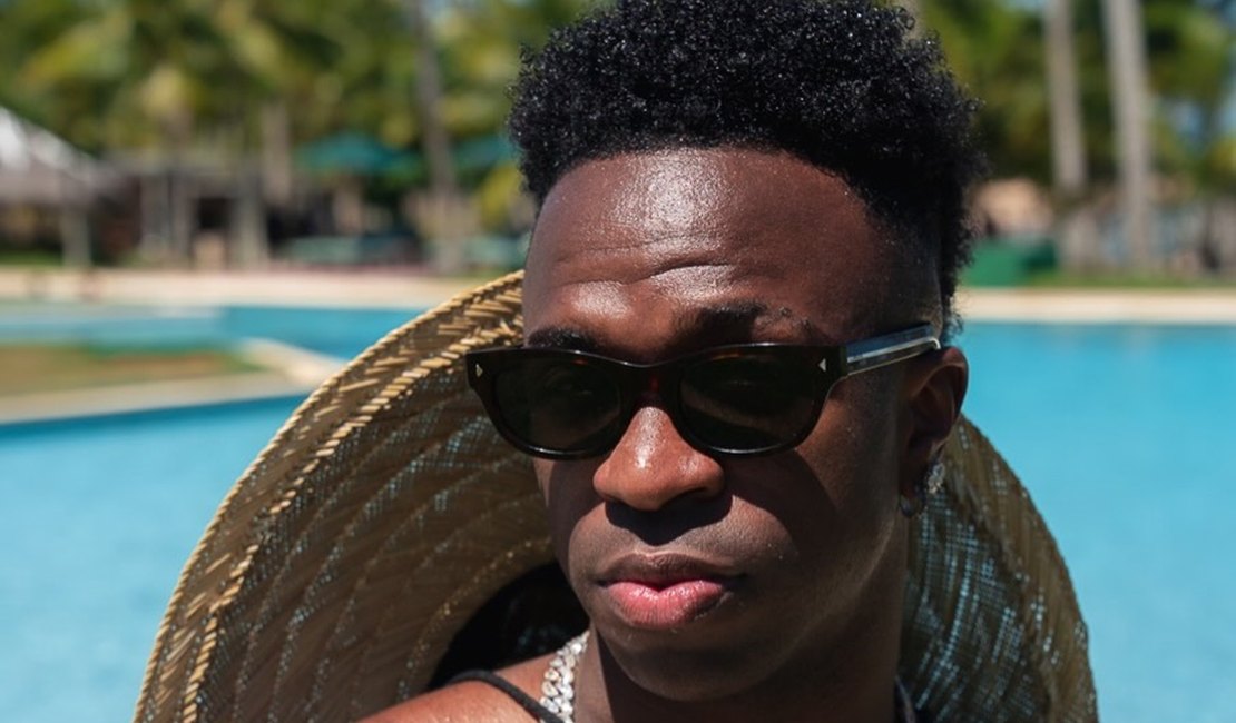 Vini Jr. volta para Europa após férias na Bahia com Virginia Fonseca