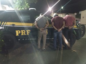 [Vídeo] Trio é preso em carro roubado com placa adulterada na BR-104