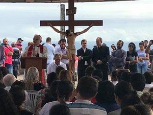 Sexta-feira da Paixão é vivenciada com caminhada ao Morro Santo, em Arapiraca