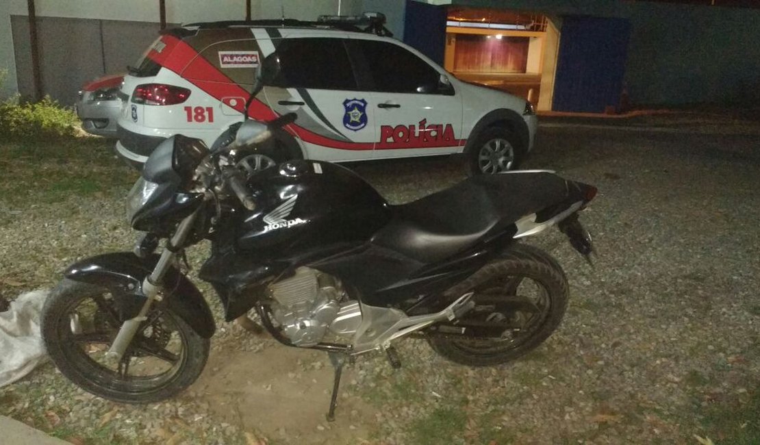 Criminosos abandonam moto roubada após perseguição e troca de tiros com a polícia 