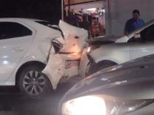 Colisão entre carros em cruzamento movimentado de Arapiraca deixa trânsito lento