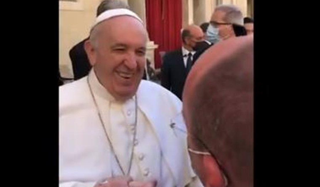 Papa Francisco faz piada com Brasil: 'Muita cachaça e pouca oração'