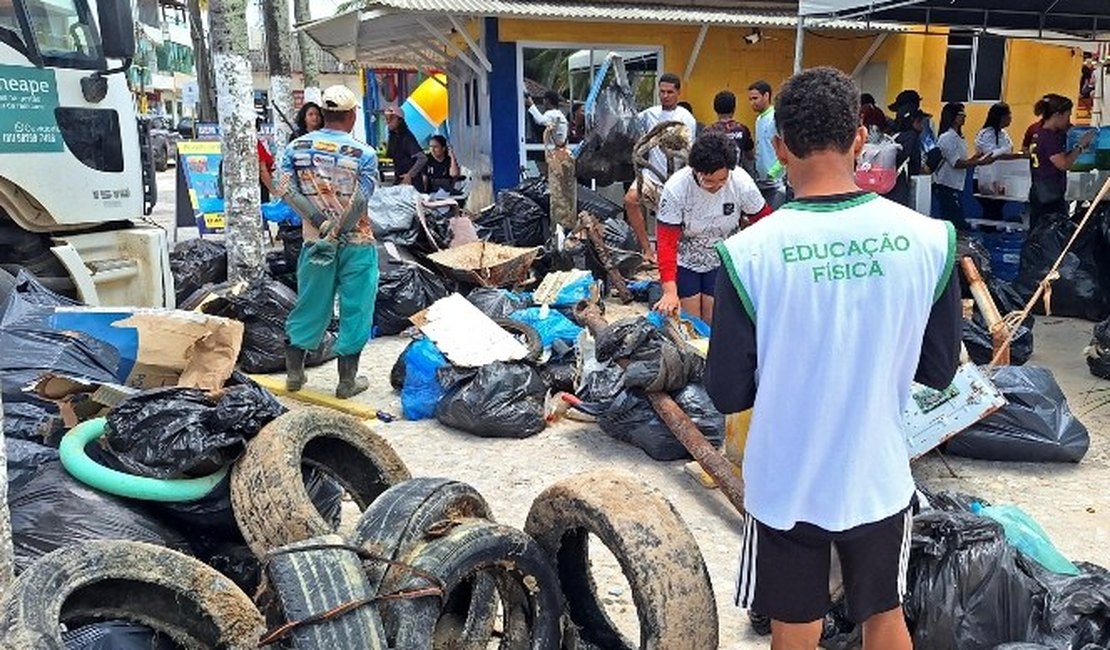 Duas toneladas de lixo são recolhidas na Praia de Maragogi em ação voluntária
