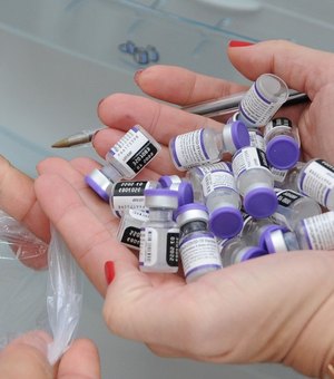 Pfizer e BioNTech afirmam que três doses da vacina neutralizam ômicron