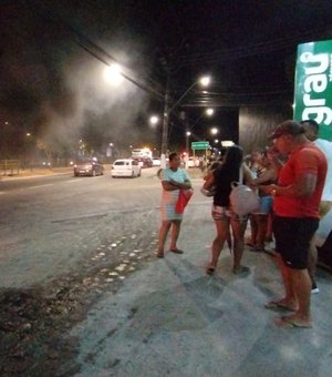 Moradores da Santa Lúcia, em Maceió, protestam contra a falta de água e bloqueiam avenida