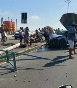 Colisão entre carros deixa três feridos e derruba poste na Praia da Avenida