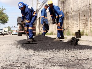 Infraestrutura aplica 135 toneladas de asfalto em oito bairros de Maceió