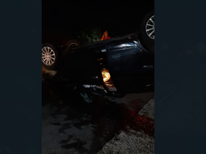 Animal na pista provoca capotamento de veículo em Major Izidoro