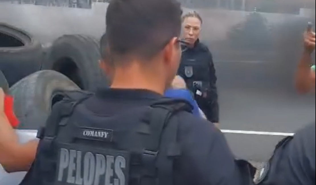 Protesto por falta de água bloqueia trecho da AL-220, em Jacaré dos Homens