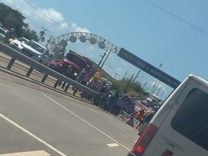 Ciclistas bloqueiam Ponte Divaldo Suruagy durante protesto na AL-101