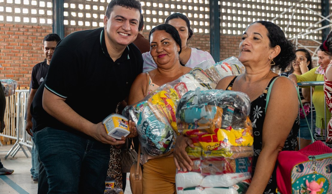 Prefeito Carlos realiza entrega de mais de 1.500 cestas básicas para famílias em Rio Largo