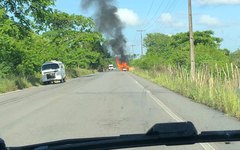 Carro em chamas é encontrado em rodovia nas proximidades de Penedo