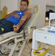 Hemoal prorroga campanha e homenageia doadores de sangue com camisas