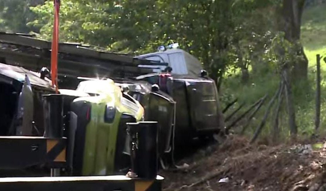 Carreta-cegonha com 11 carros tomba e interdita BR-316 em Satuba