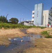 Esgoto, buracos e lama: falta de saneamento em Rua de Palmeira prejudica moradores há anos.