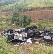 Trecho da rodovia BR-101 é liberado após carreta tombar em Joaquim Gomes