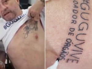 Ex-diretor de programa de Gugu mostra tatuagem com rosto do apresentador