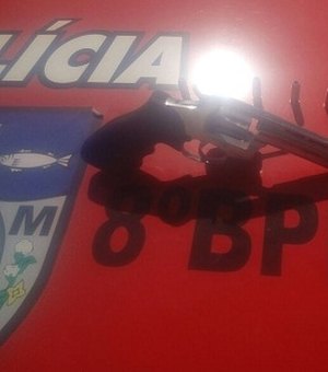 Polícia apreende arma e recupera motocicleta roubada na Região Metropolitana de Maceió