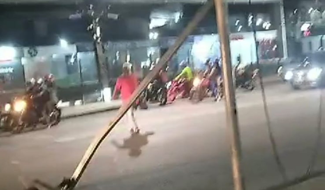 [Vídeo] Caminhão bate em semáforo próximo ao Pátio Shopping Maceió