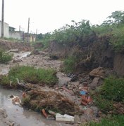 [Vídeo] Muros de casas em Arapiraca ameaçam desabar por conta da chuva