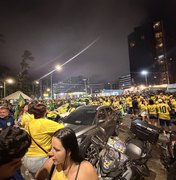 Vinda de Carlos Bolsonaro leva 150 mil pessoas ao Bloco do 22 em Maceió