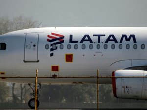 Avião da Latam apresenta problema durante voo e retorna para Recife