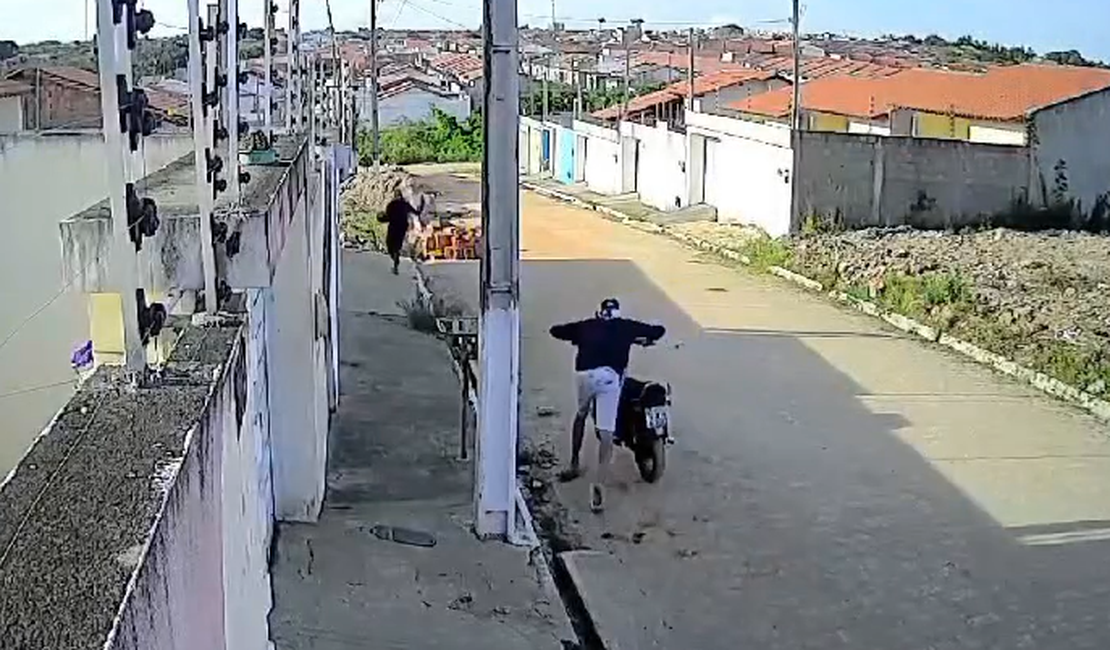 [Vídeo] Câmeras flagram furto à motocicleta no Loteamento Jatobá em Arapiraca