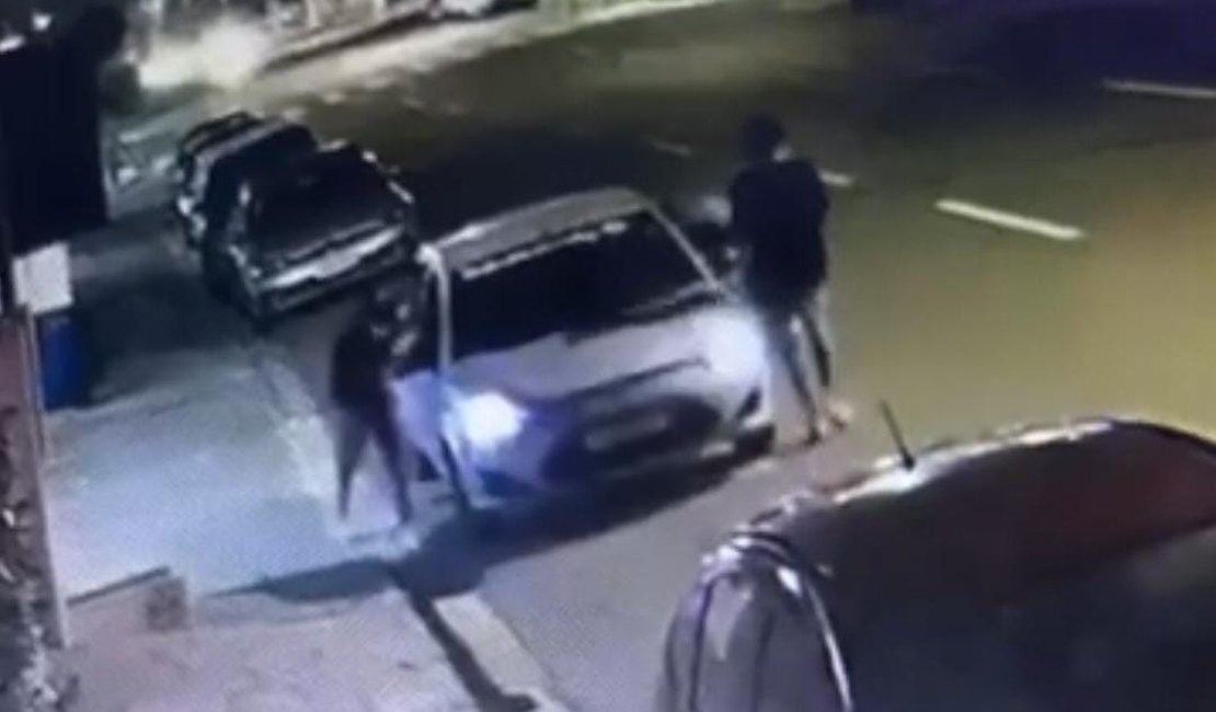 [Vídeo] Trio é flagrado roubando carro de motorista de aplicativo na Jatiúca