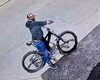 Câmeras flagram homem armado em bicicleta durante tentativa de assassinato no Poço