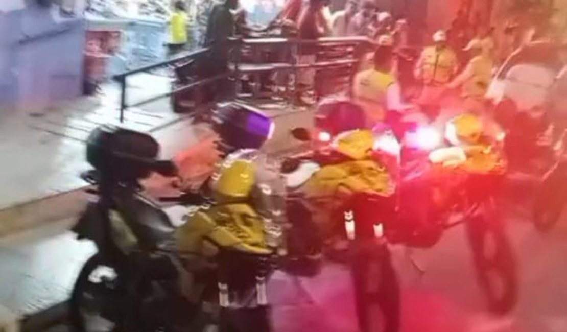 Homem é atacado brutalmente com arma branca em frente supermercado do Benedito