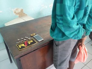 Jovem é preso com maconha e celular roubado em Arapiraca