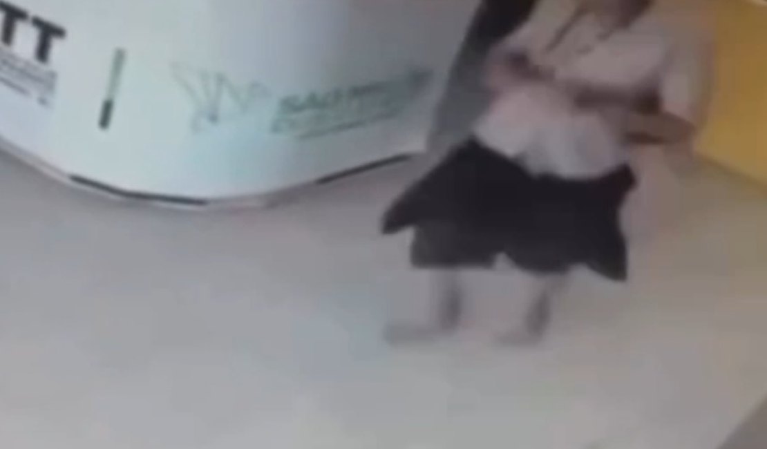 Vídeo mostra momento em que homem tenta incendiar SMTT em São Miguel