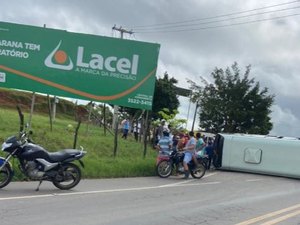 [Vídeo] Carreta perde freios, colide e provoca tombamento de micro-ônibus com passageiros em Taquarana