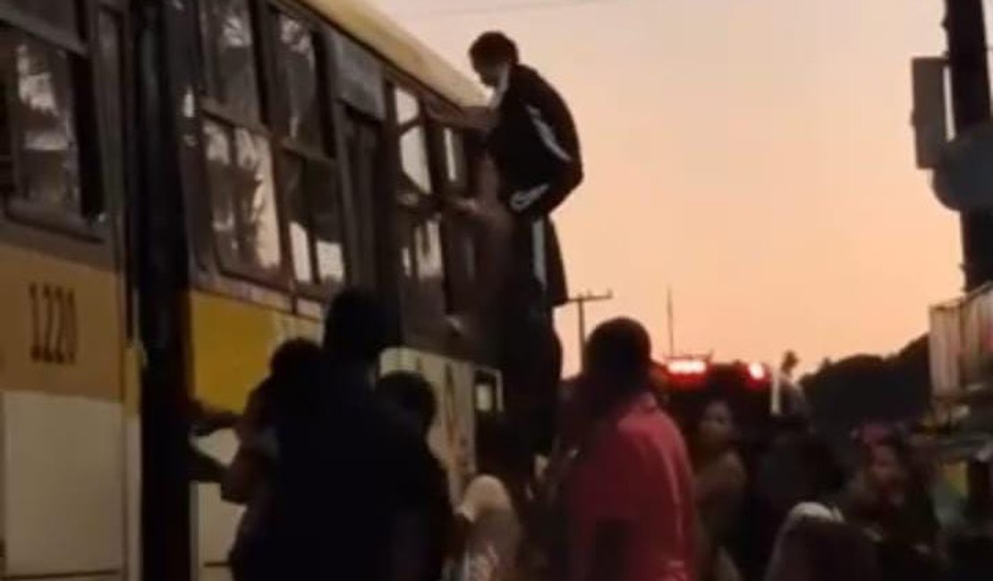 Passageiros causam confusão tentando invadir ônibus no litoral de Maceió