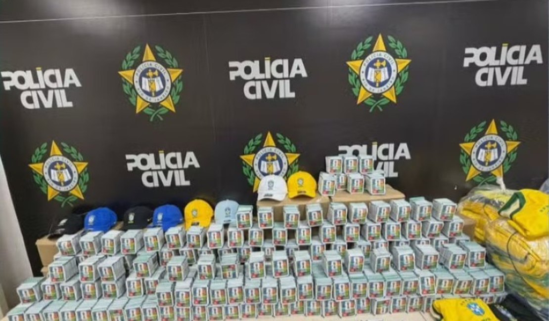 Polícia apreende 200 mil figurinhas falsificadas da Copa no Rio de Janeiro