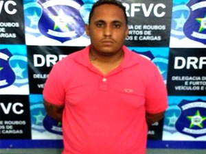 Polícia Civil prende acusado de roubar veículo na porta de farmácia