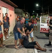 Suspeito é detido por populares após assalto e preso pela PM no Benedito Bentes