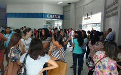 Servidores ocupam sede da prefeitura de Arapiraca
