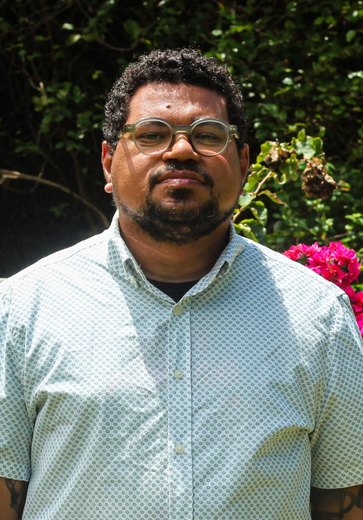 Jean Albuquerque lança audiolivro de 'A ressaca do mar trincou meus ossos' e dá voz aos próprios versos