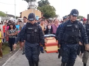 [Vídeo] Familiares, amigos e colegas de farda dão último adeus a policial Laysa