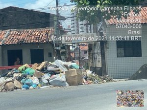 Sem pagamento de salários, funcionários de empresa de lixo cruzam os braços